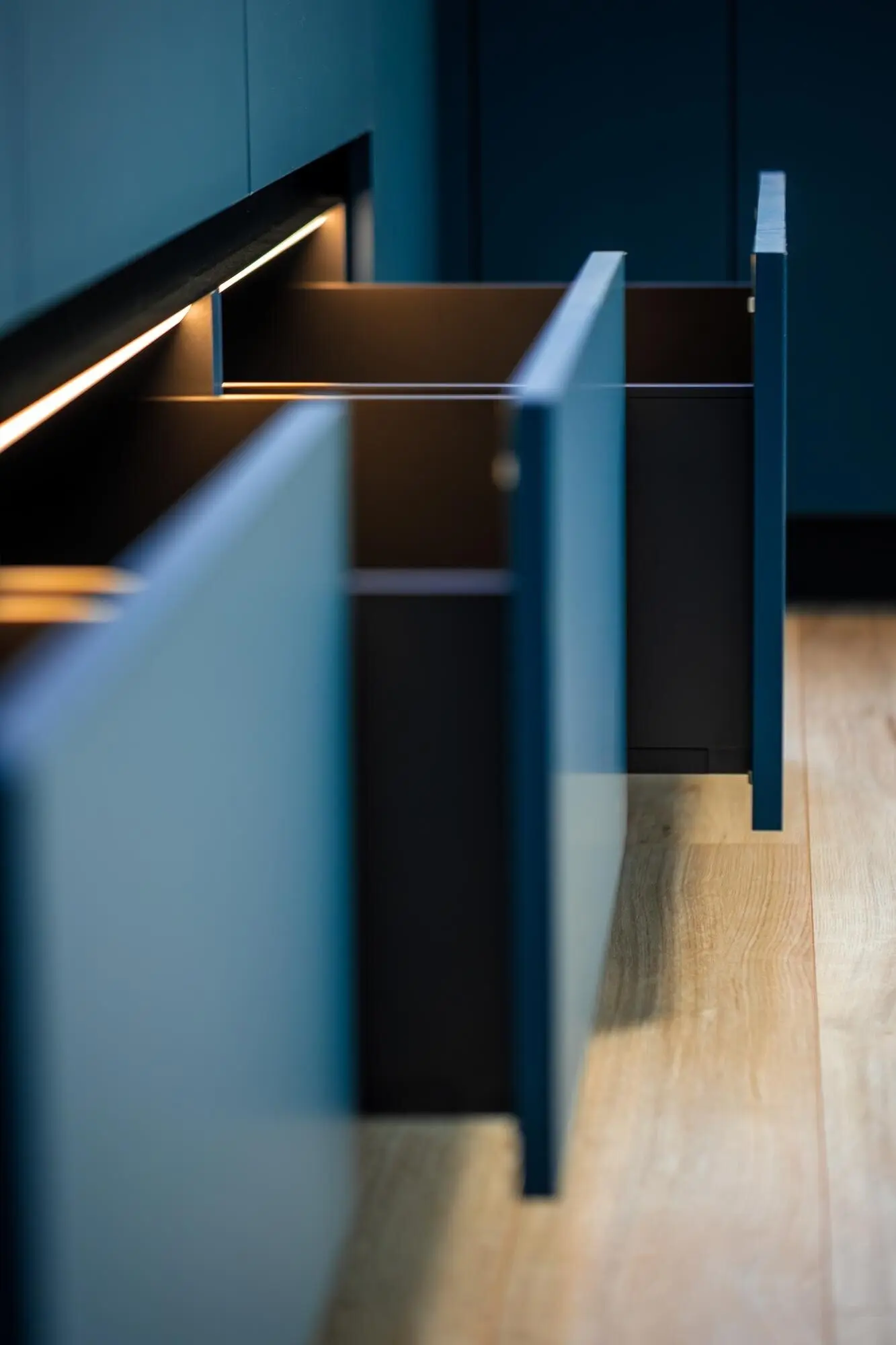 Parallele Bereiche, diagonales Licht, minimalistische Küche.