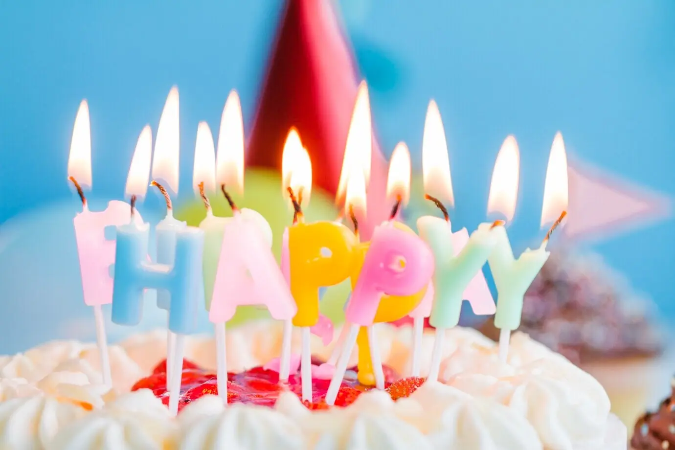 Das Wort „Happy“ auf einem Kuchen